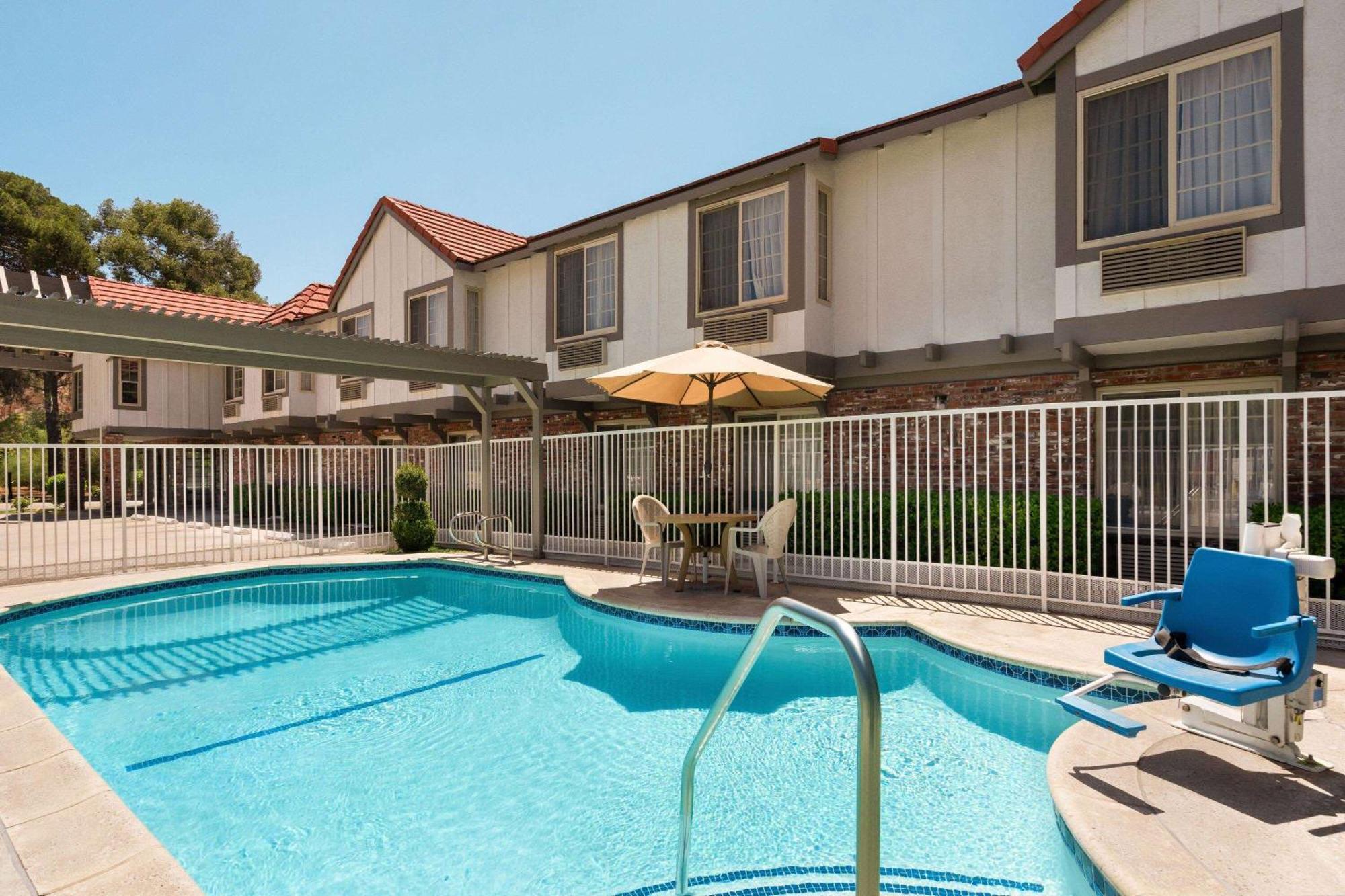 Motel Super 8 By Wyndham Santa Clarita/Valencia Exteriér fotografie